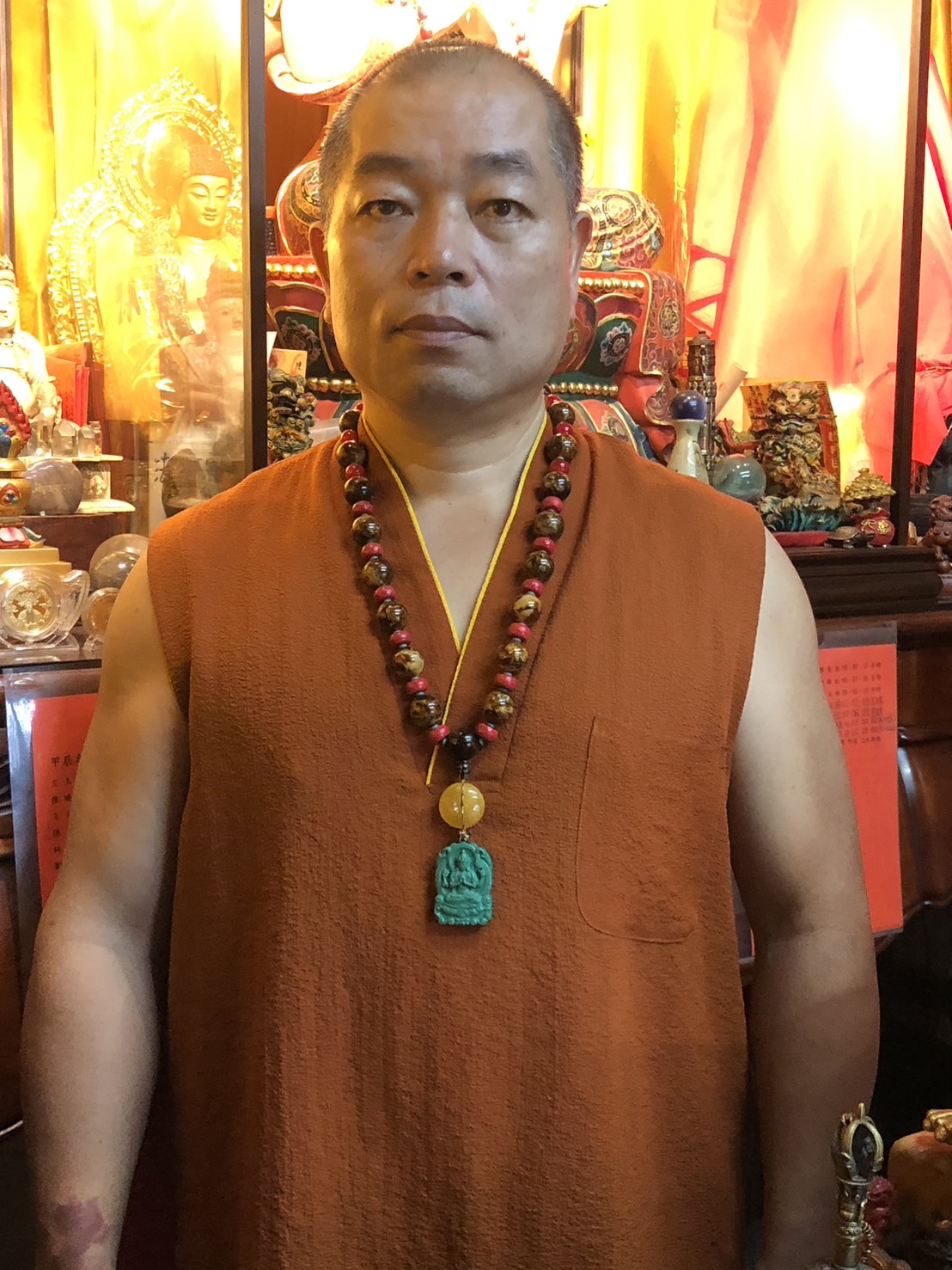 林真藏法師於道場佛壇前留影