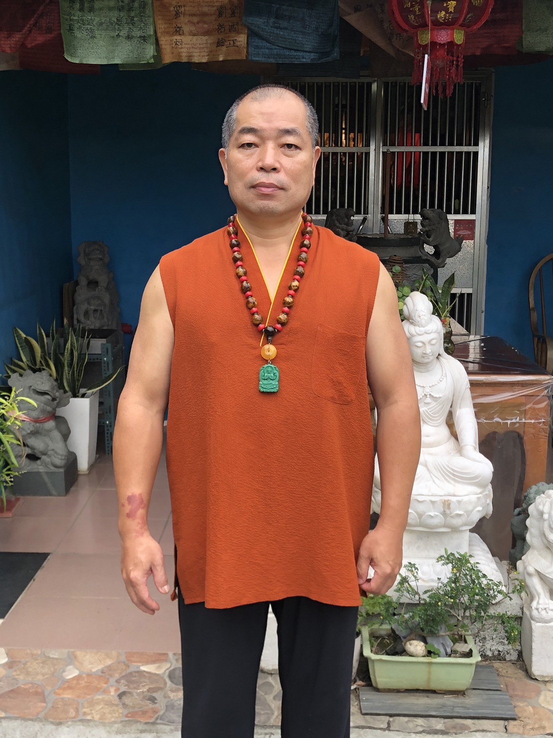 林真藏法師於道場前留影